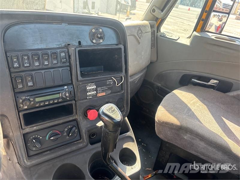 International ProStar+ 122 Trekkers