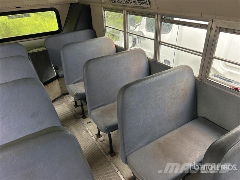 International RE3000 4x2 40-Seat School Bus Väikebussid