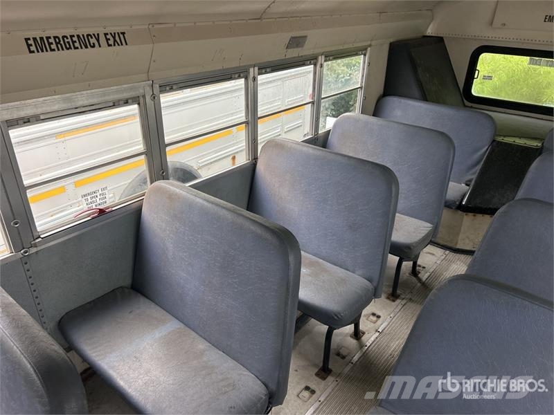 International RE3000 4x2 40-Seat School Bus Väikebussid