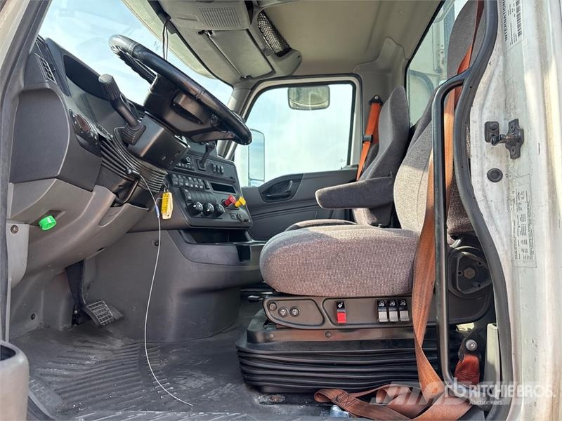 International RH613 6x4 T/A Day Cab Truck Tractor Vilcēji