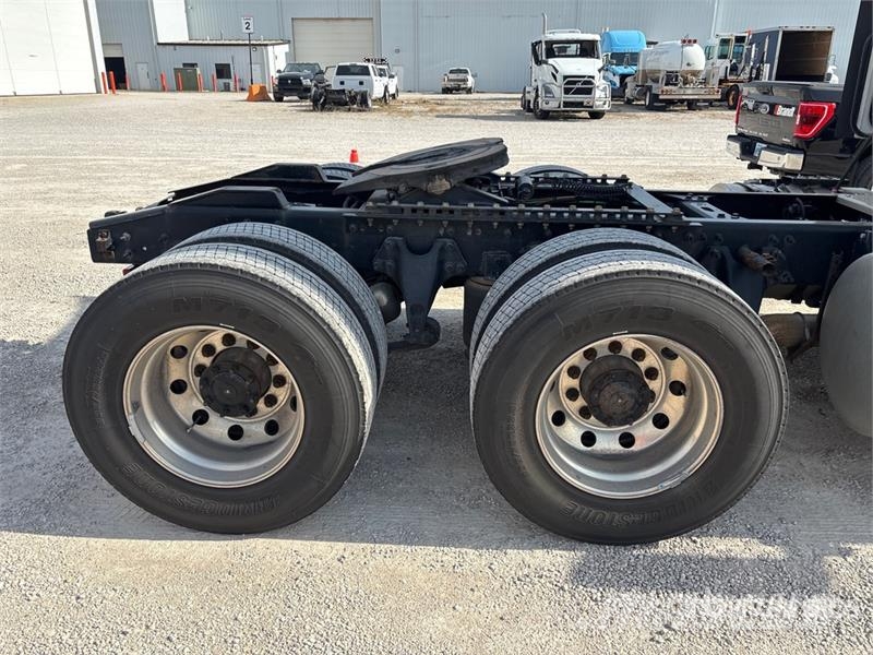 International RH613 6x4 T/A Day Cab Truck Tractor Vilcēji
