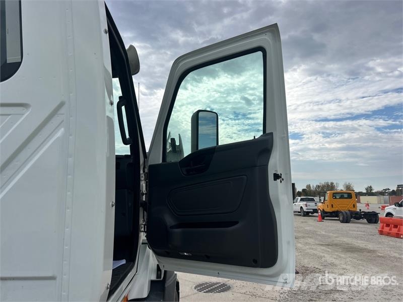 International RH613 6x4 T/A Day Cab Truck Tractor Тягачі