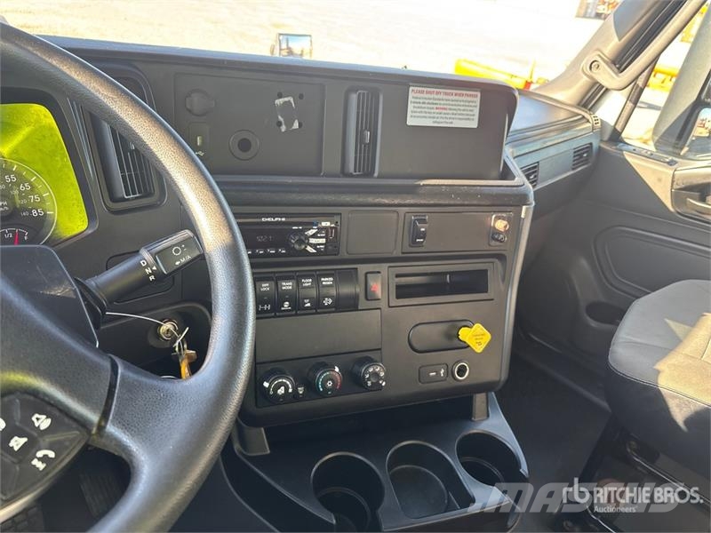 International RH613 6x4 Van Truck Umpikorikuorma-autot