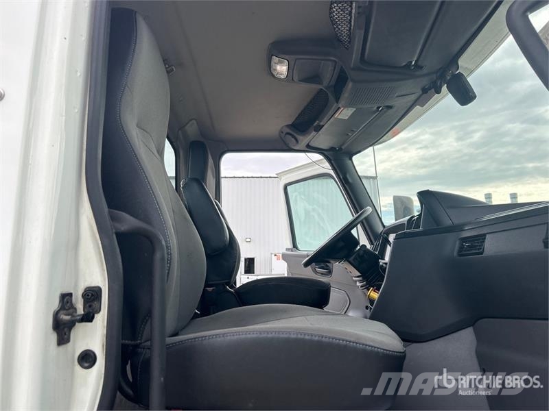 International RH613 6x4 T/A Day Cab Truck Tractor Тягачі