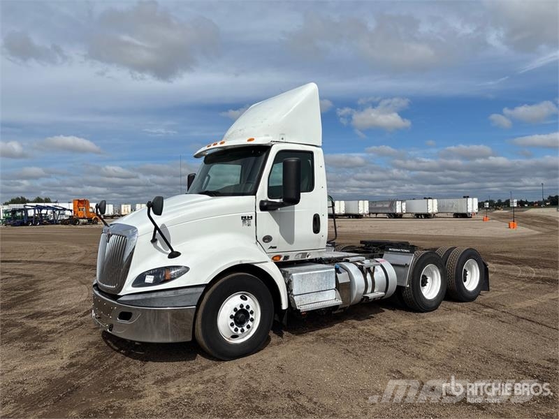 International RH613 6x4 T/A Day Cab Truck Tractor Cavalos mecânicos