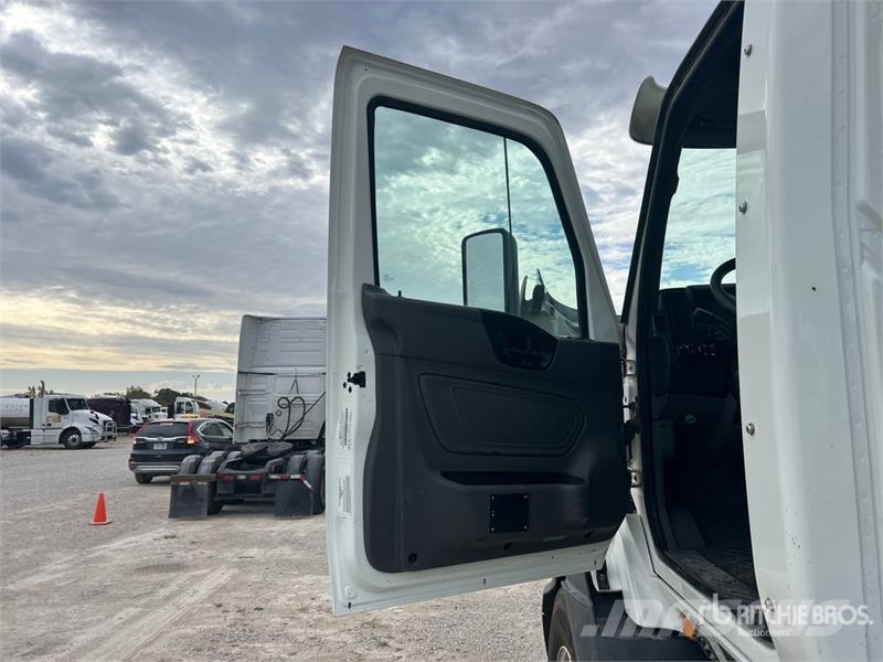 International RH613 6x4 T/A Day Cab Truck Tractor Тягачі