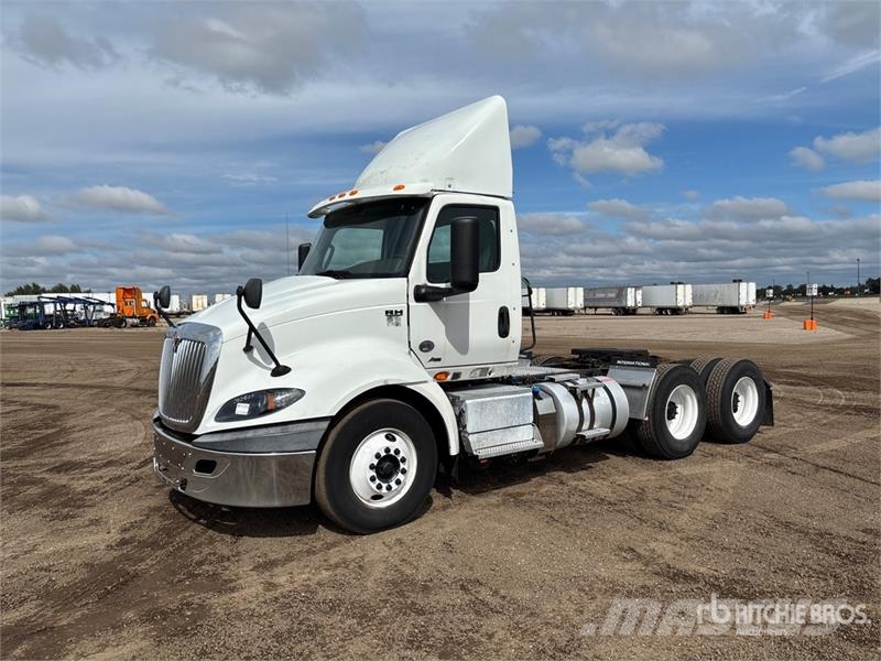 International RH613 6x4 T/A Day Cab Truck Tractor Cavalos mecânicos