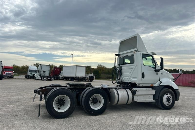International RH613 6x4 T/A Day Cab Truck Tractor وحدات الجر