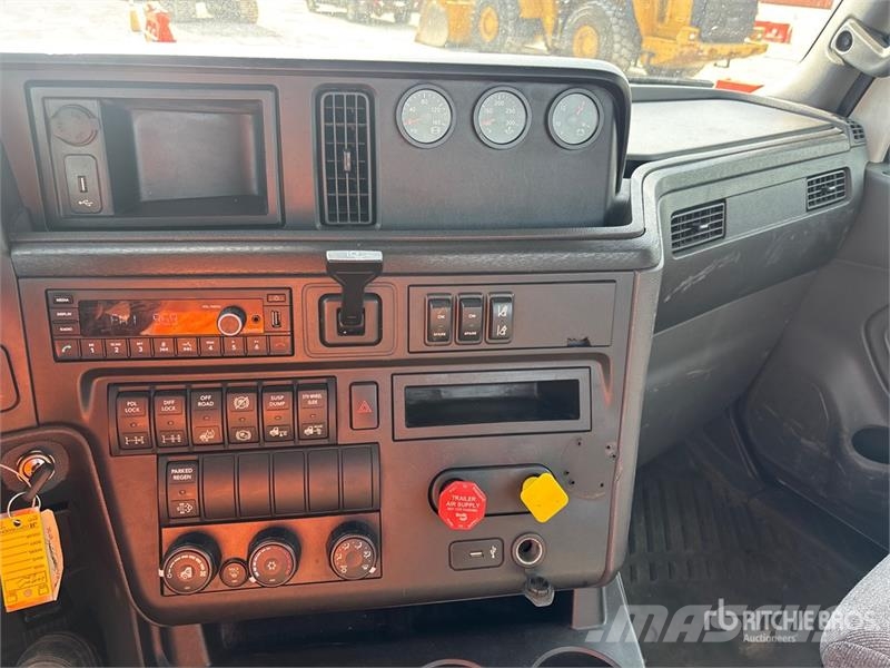 International RH613 6x4 T/A Day Cab Truck Tractor Vilcēji