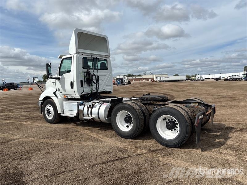 International RH613 6x4 T/A Day Cab Truck Tractor Cavalos mecânicos