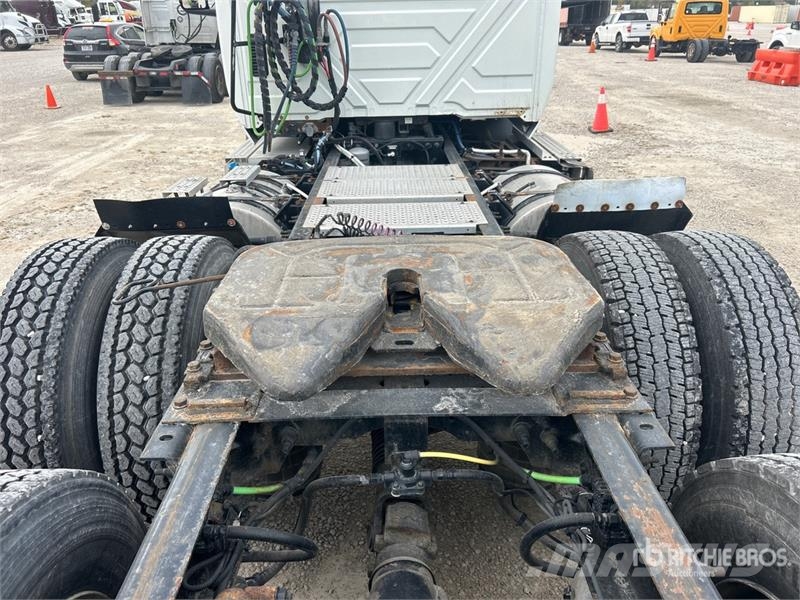 International RH613 6x4 T/A Day Cab Truck Tractor Тягачі