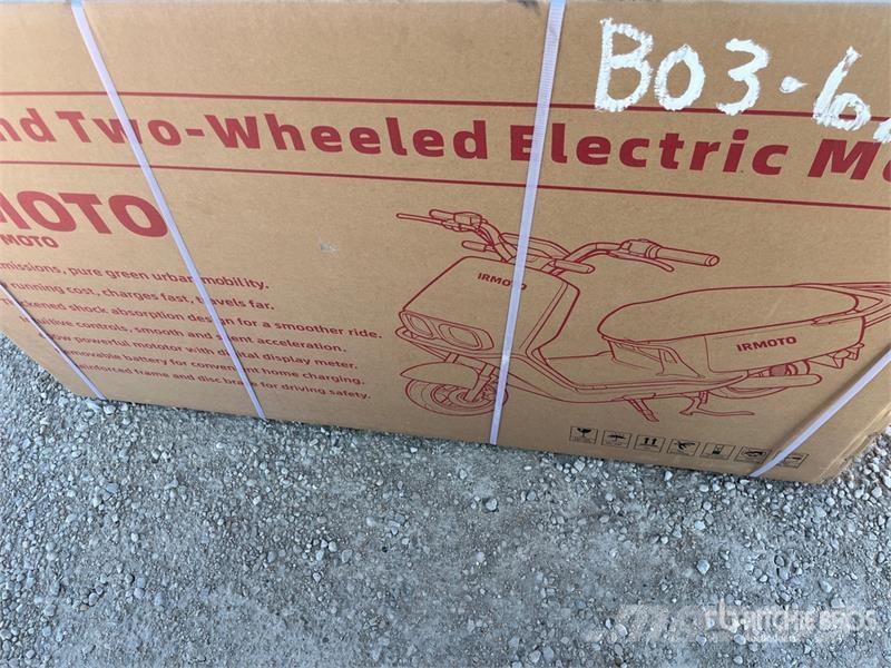 IRMOTO-RED Electric Moped (Unused) Henkilöautot