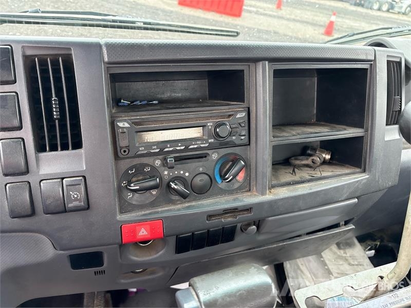 Isuzu NPR Utcaseprő teherautók