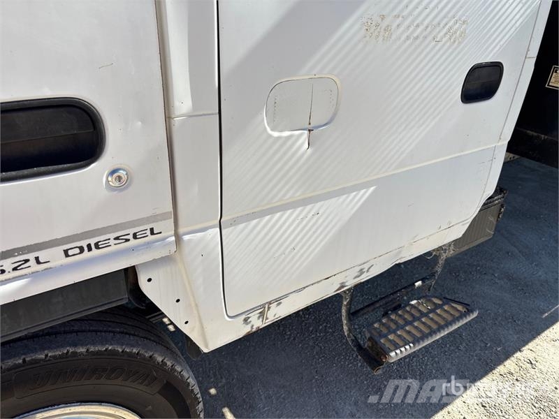 Isuzu NQR Camiones plataforma