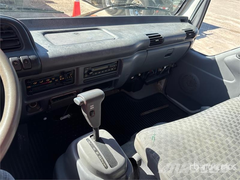 Isuzu NQR Camiones plataforma
