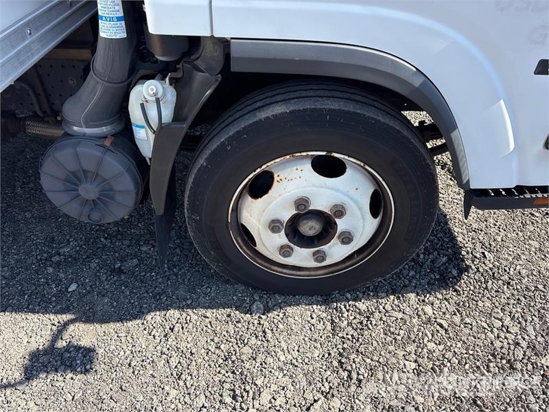 Isuzu NQR 4x2 Mobile Shredding Truck شاحنات أخرى