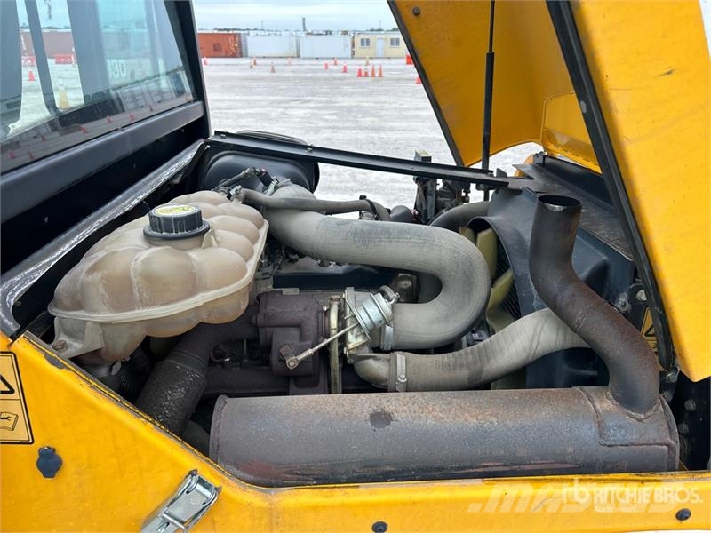 JCB 930-4 6000 lb 4x4 Rough Terrain Forklift Навантажувачі підвищеної прохідності
