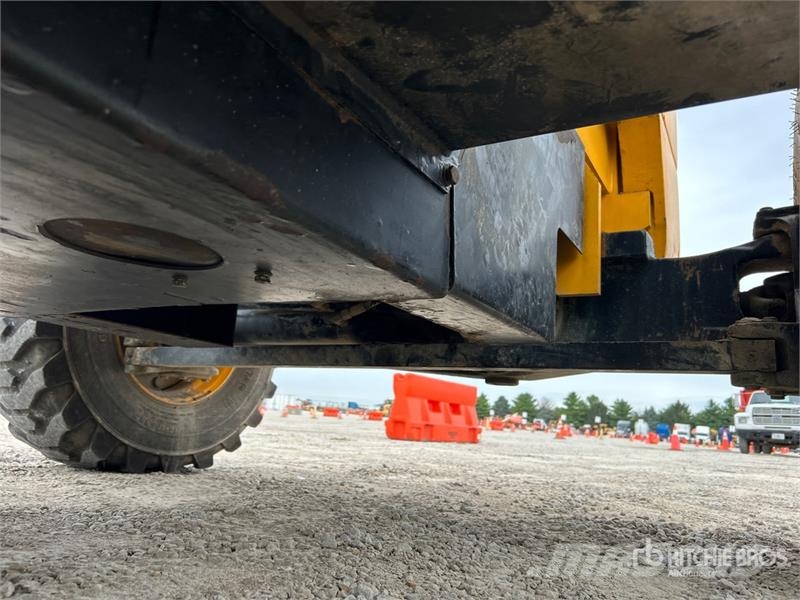 JCB 930-4 6000 lb 4x4 Rough Terrain Forklift Навантажувачі підвищеної прохідності