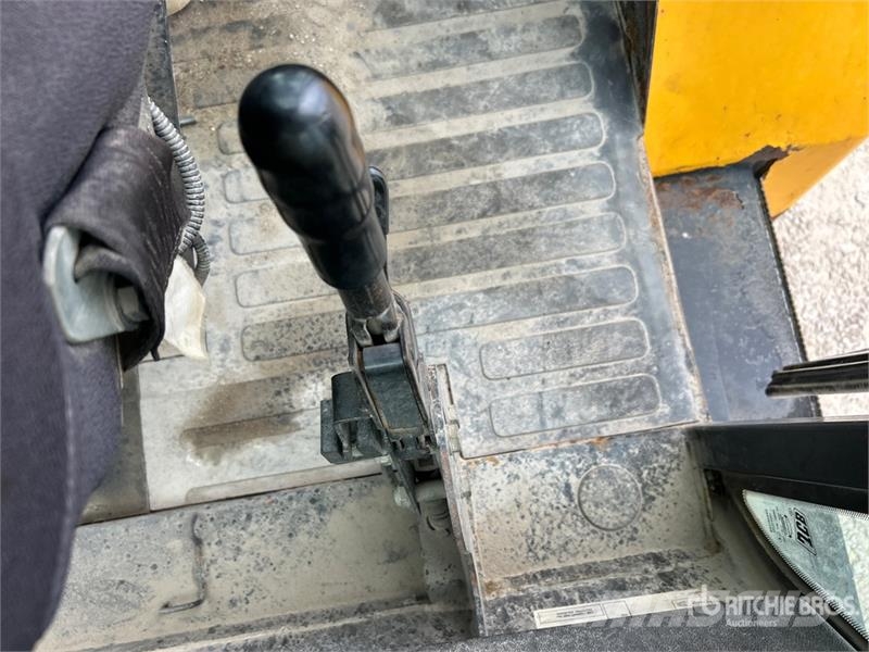 JCB 930-4 6000 lb 4x4 Rough Terrain Forklift Навантажувачі підвищеної прохідності