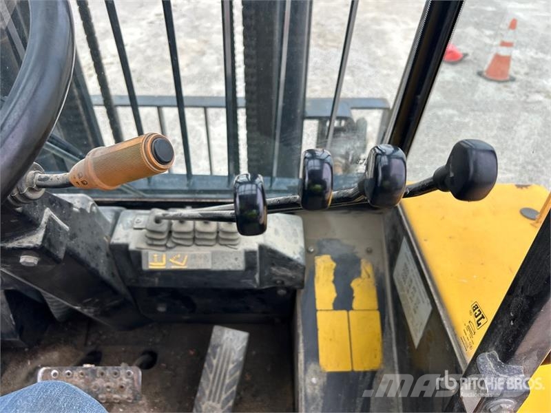 JCB 930-4 6000 lb 4x4 Rough Terrain Forklift Навантажувачі підвищеної прохідності