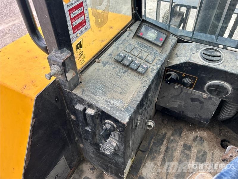 JCB 930-4 6000 lb 4x4 Rough Terrain Forklift Навантажувачі підвищеної прохідності