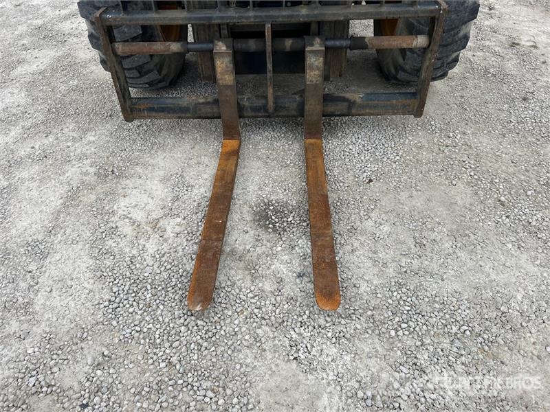 JCB 930-4 6000 lb 4x4 Rough Terrain Forklift Навантажувачі підвищеної прохідності