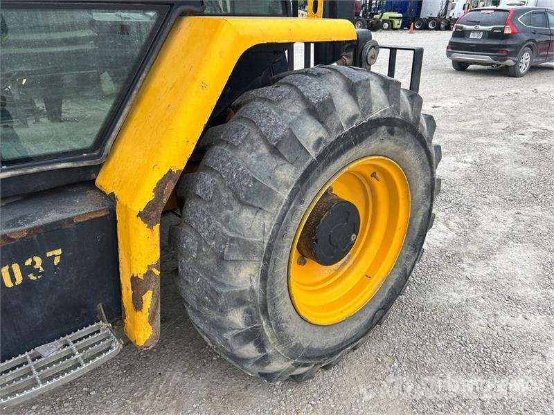 JCB 930-4 6000 lb 4x4 Rough Terrain Forklift Навантажувачі підвищеної прохідності