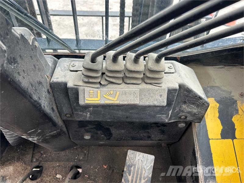 JCB 930-4 6000 lb 4x4 Rough Terrain Forklift Навантажувачі підвищеної прохідності