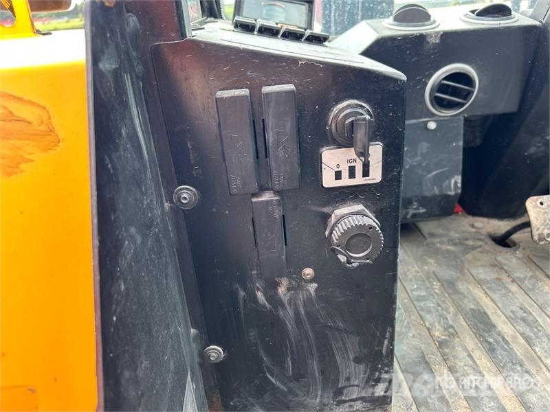 JCB 9304 6000 lb 4x2 Rough Terrain Forklift Maastotrukit