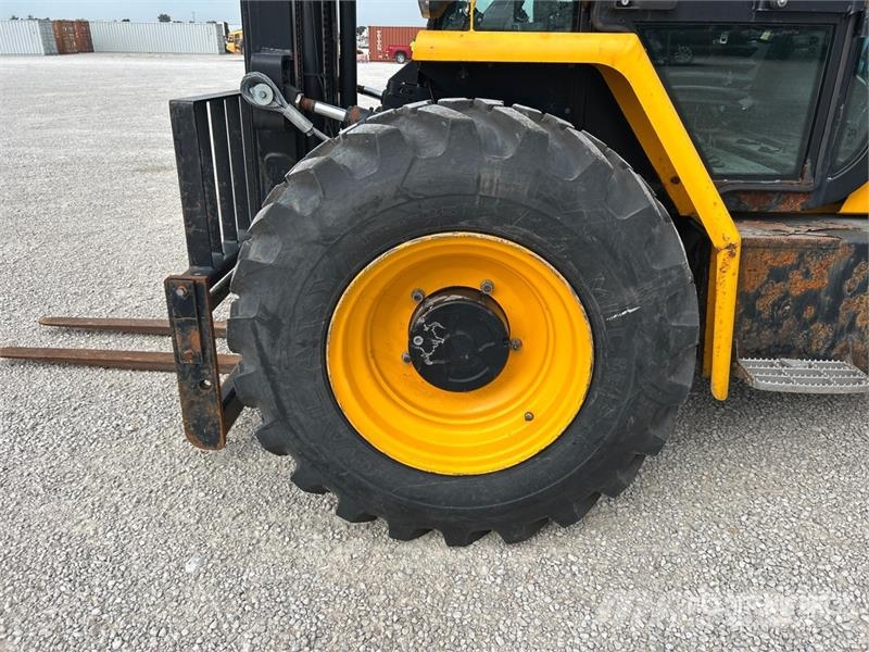 JCB 9304 6000 lb 4x2 Rough Terrain Forklift Maastotrukit