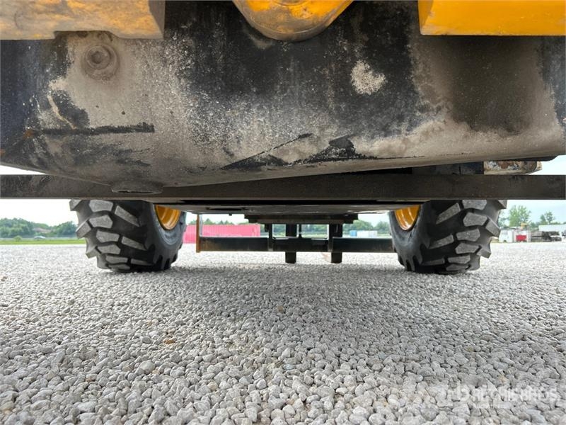 JCB 9304 6000 lb 4x2 Rough Terrain Forklift Maastotrukit