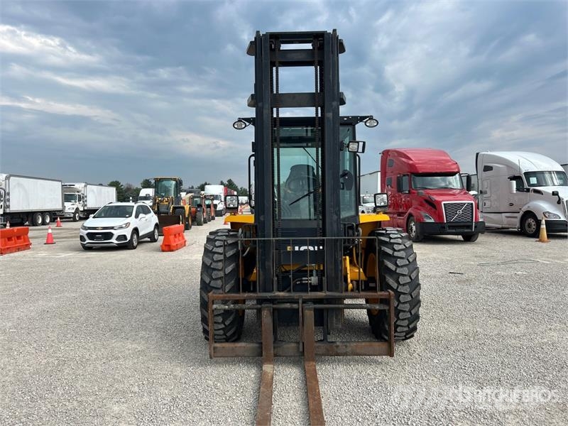 JCB 9304 6000 lb 4x2 Rough Terrain Forklift Maastotrukit