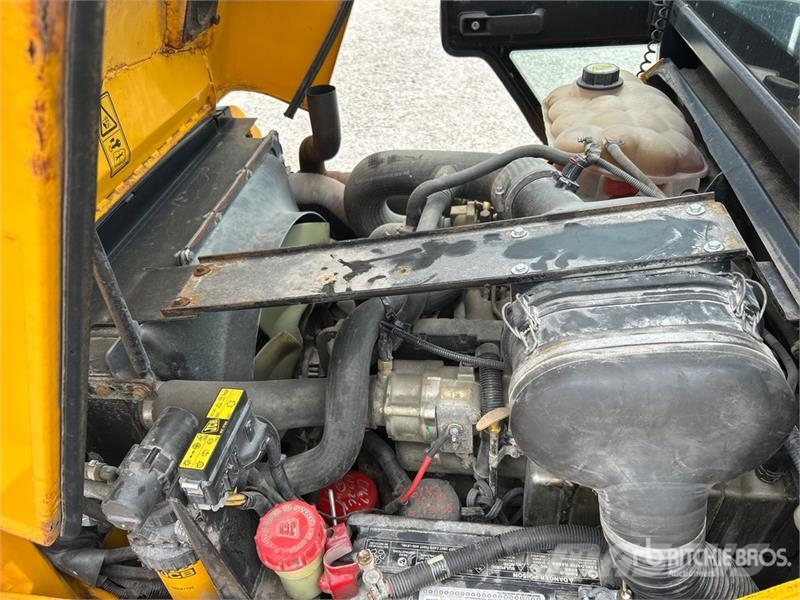 JCB 9304 6000 lb 4x2 Rough Terrain Forklift Maastotrukit