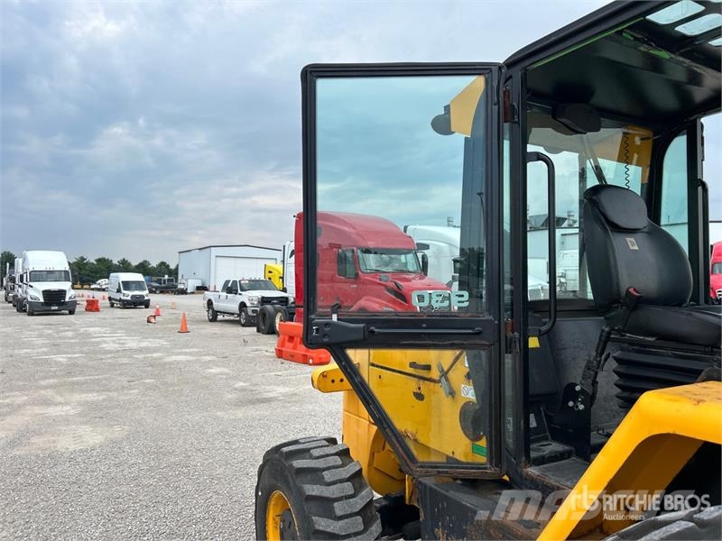 JCB 9304 6000 lb 4x2 Rough Terrain Forklift Maastotrukit