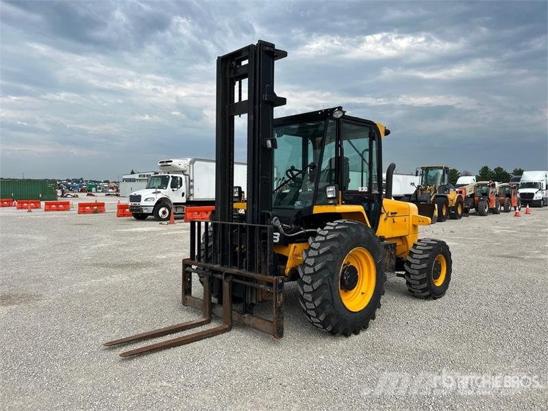 JCB 9304 6000 lb 4x2 Rough Terrain Forklift Maastotrukit