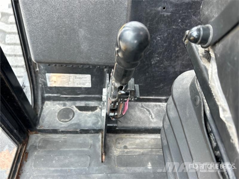 JCB 9304 6000 lb 4x2 Rough Terrain Forklift Maastotrukit
