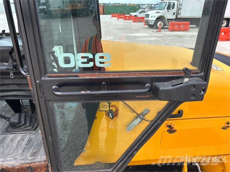 JCB 9304 6000 lb 4x2 Rough Terrain Forklift Maastotrukit