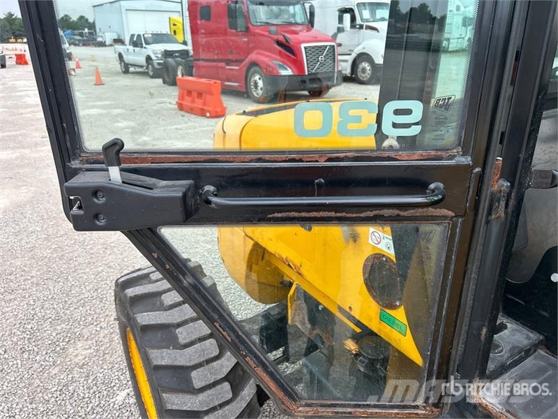 JCB 9304 6000 lb 4x2 Rough Terrain Forklift Maastotrukit