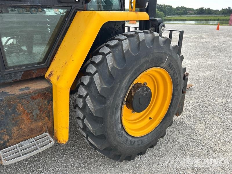 JCB 9304 6000 lb 4x2 Rough Terrain Forklift Maastotrukit