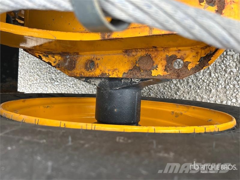 JCB 9304 6000 lb 4x2 Rough Terrain Forklift Maastotrukit