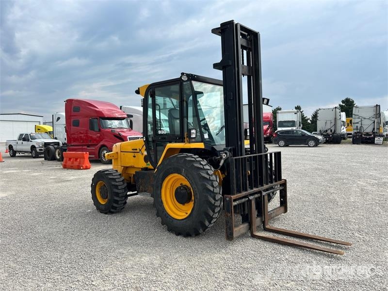 JCB 9304 6000 lb 4x2 Rough Terrain Forklift Maastotrukit