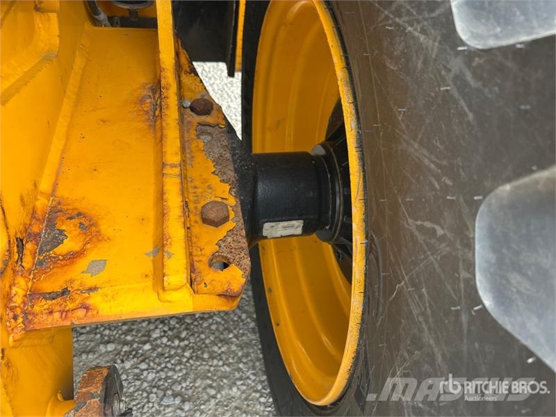JCB 9304 6000 lb 4x2 Rough Terrain Forklift Maastotrukit
