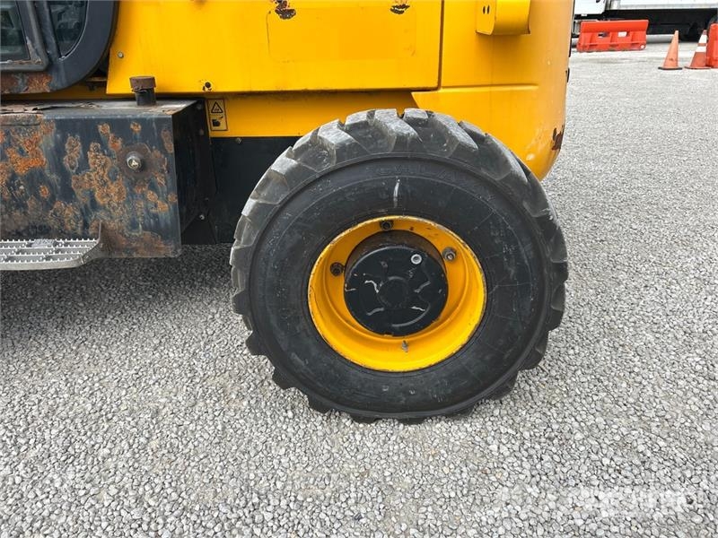 JCB 9304 6000 lb 4x2 Rough Terrain Forklift Maastotrukit