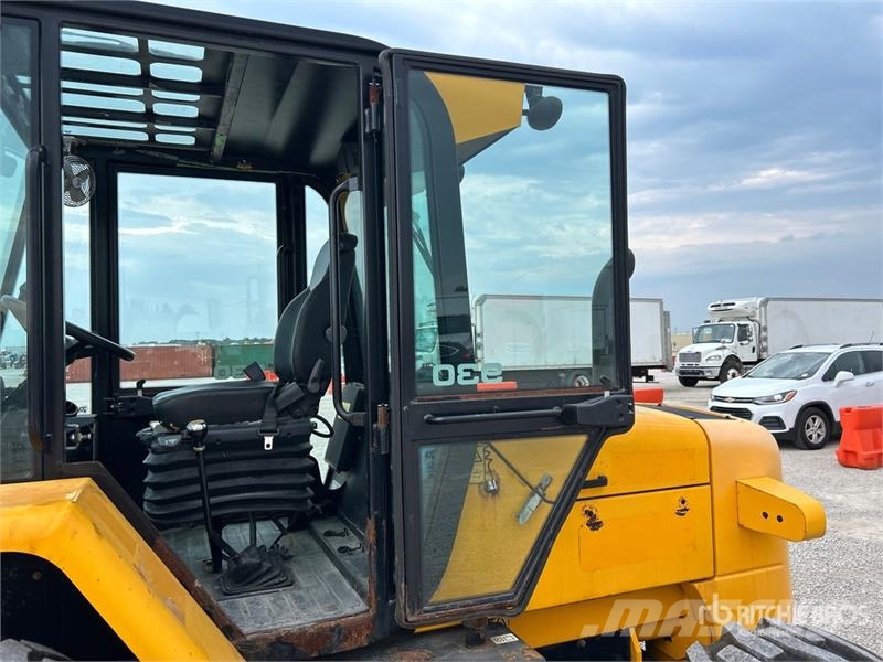 JCB 9304 6000 lb 4x2 Rough Terrain Forklift Maastotrukit
