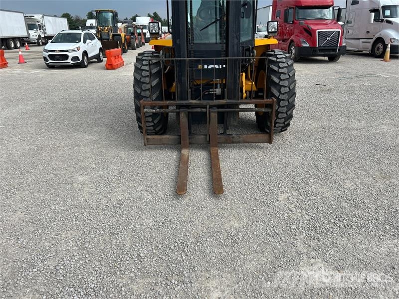 JCB 9304 6000 lb 4x2 Rough Terrain Forklift Maastotrukit