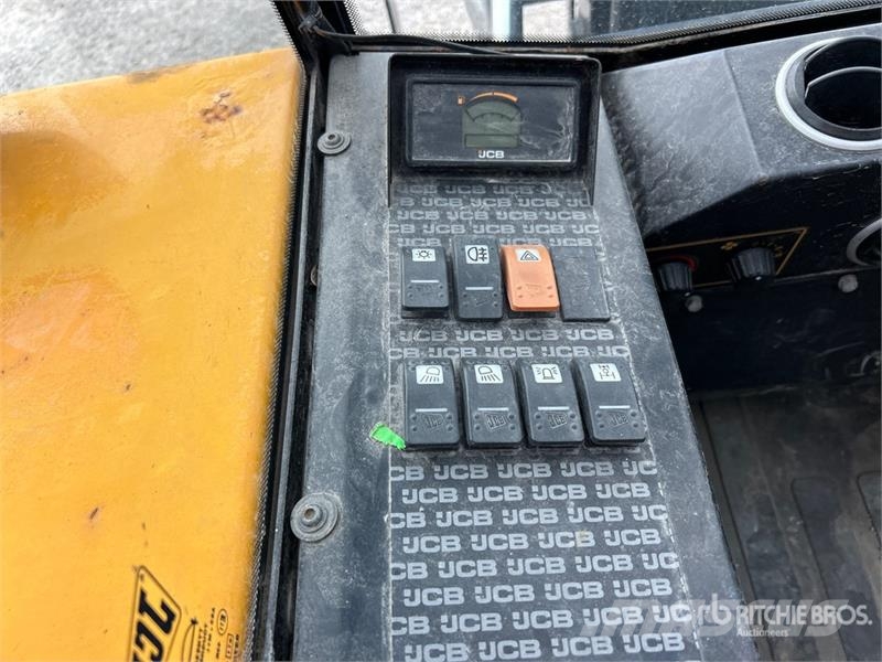 JCB 9304 6000 lb 4x2 Rough Terrain Forklift Maastotrukit