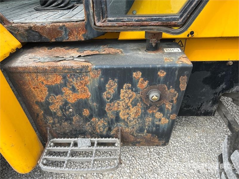 JCB 9304 6000 lb 4x2 Rough Terrain Forklift Maastotrukit