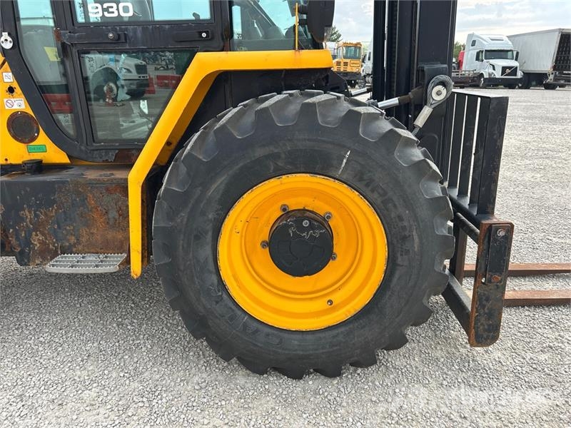 JCB 9304 6000 lb 4x2 Rough Terrain Forklift Maastotrukit