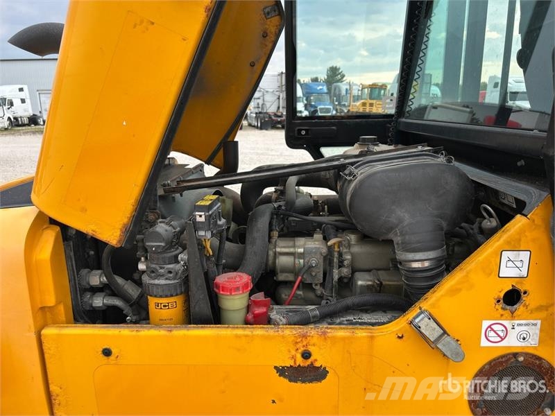 JCB 9304 6000 lb 4x2 Rough Terrain Forklift Maastotrukit