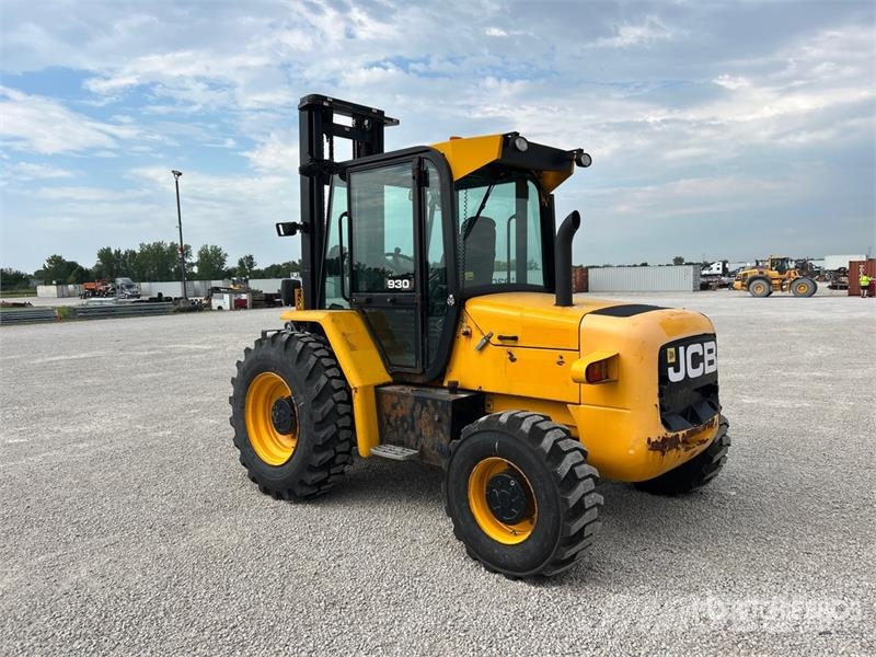 JCB 9304 6000 lb 4x2 Rough Terrain Forklift Maastotrukit
